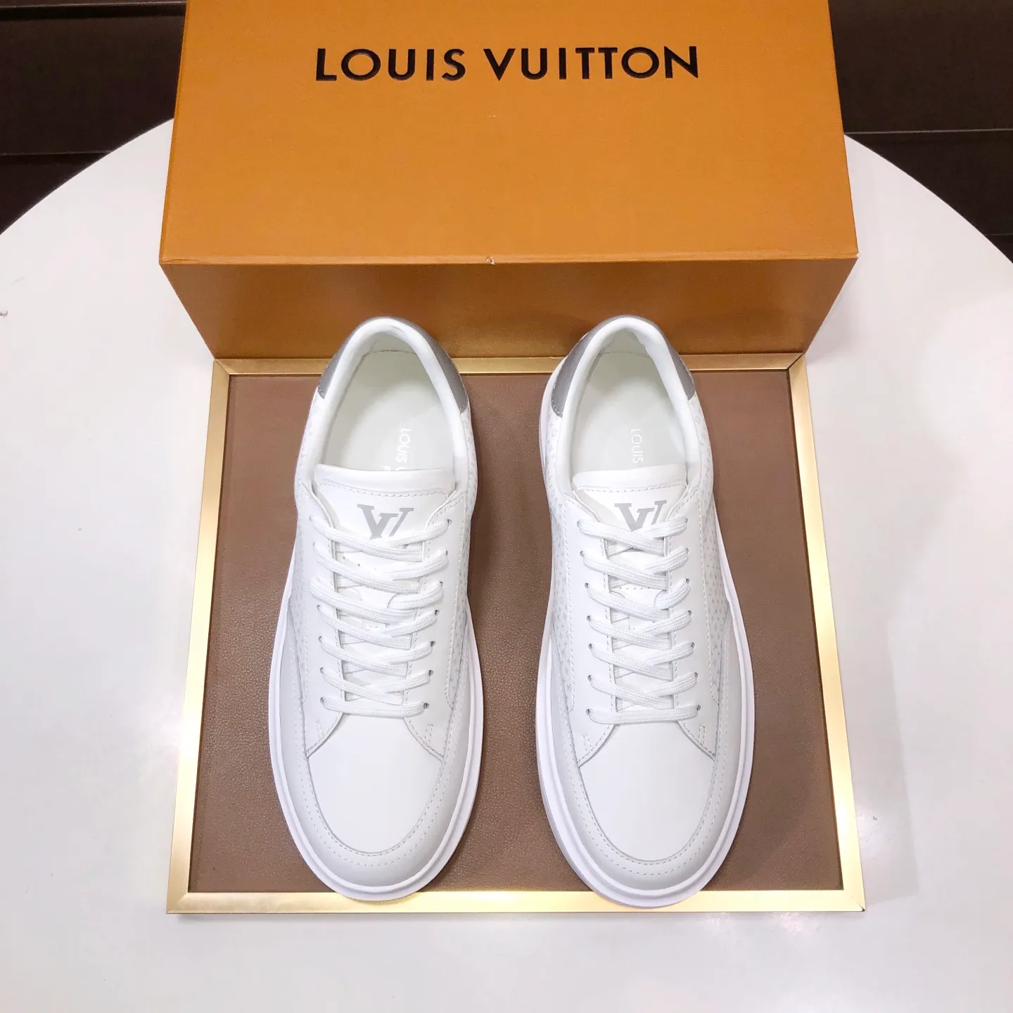 Factory batch 640💰original development, quality shipment, welcome to compare - LV sneaker series sports shoes introduce the loose silhouette of the ready-to-wear series into the spring and summer men's wear shows and make an eye-catching appearance. The cow leather upper is combined with rough fabric laces, and colorful beading highlights the brand's classic elements. LV letters mark the tongue and Monogram floral outsole. Mixed materials Made of top-grain cowhide, thick shoelace design, large Monogram print on the side, mesh lining and cotton feet, the comfort is as extreme as ever, premium heritage, quality first, worth owning! Size: Men’s 38-45 (45 is custom-made and cannot be returned or exchanged)